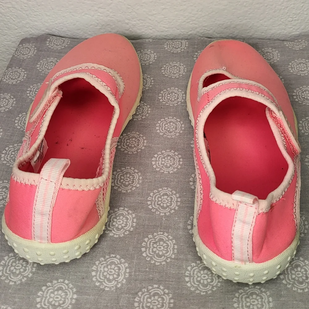 Pair of Water Shoes size Big Girl 2/3